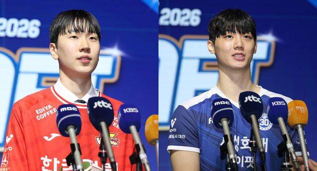 서울 강서구 메이필드호텔에서 27일 열린 V리그 2025-2026 남자 신인선수 드래프트. 전체 1순위로 한국전력에 지명된 방강호(왼쪽)와 2순위로 삼성화재의 지명을 받은 이우진이 소감을 밝히고 있다. 연합뉴스