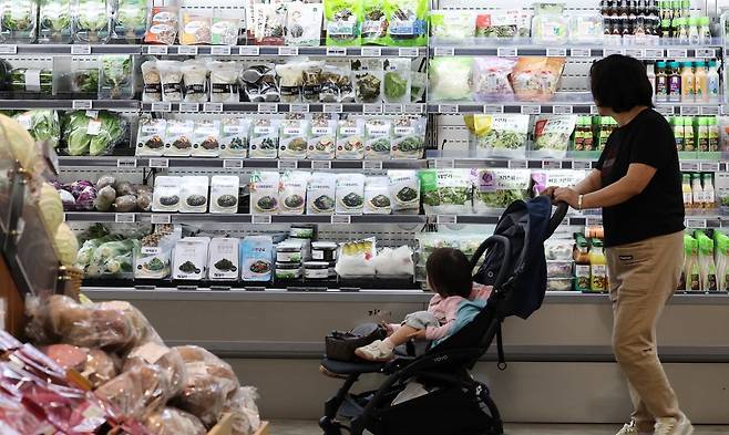 서울의 한 대형마트에서 시민들이 식료품을 고르고 있다. 연합뉴스