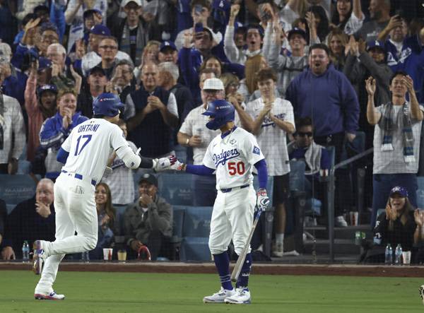 벳츠가 오타니를 환영하고 있다. 사진= EPA= 연합뉴스 제공