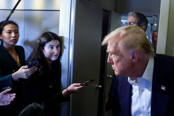도널드 트럼프 미국 대통령이 27일(현지시간) 일본으로 향하는 전용기에서 취재진을 만나 질문에 답변하고 있다. /로이터=뉴스1