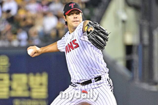 19일 서울 잠실야구장에서 열린 '2025 신한 SOL BANK KBO리그' 롯데 자이언츠와 LG 트윈스 경기. LG 김진성이 7회초 선발 톨허스트와 교체되 힘차게 투구하고 있다./마이데일리