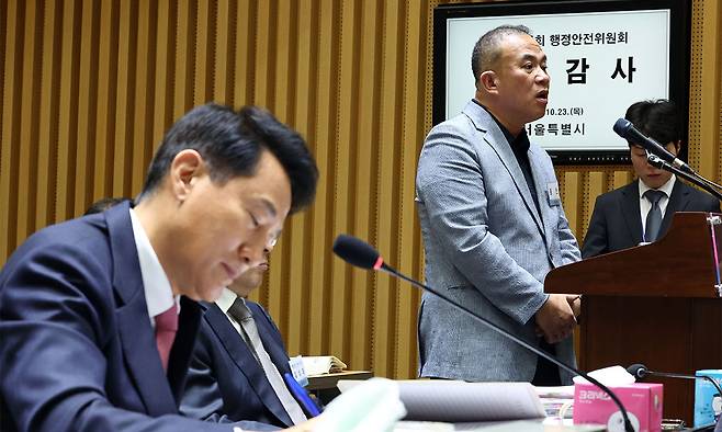 정치 브로커’ 명태균씨(오른쪽)가 23일 서울 중구 서울시청에서 열린 2025년 국회 행정안전위원회의 서울시 국정감사에서 의원의 질의에 답하고 있다. 왼쪽은 오세훈 서울시장. 연합뉴스