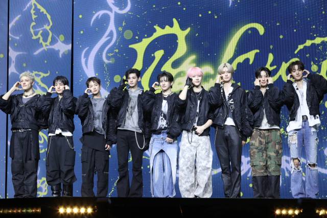 그룹 앤팀(&TEAM)이 28일 서울 용산구 블루스퀘어에서 열린 한국 데뷔 미니 1집 '백 투 라이프' 발매 기념 미디어 쇼케이스에서 포즈를 취하고 있다.