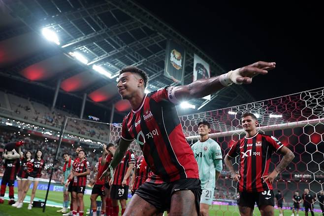 서울 주장 린가드가 7월 20일 서울월드컵경기장에서 열린 울산과 K리그1 홈경기를 승리한 뒤 기쁨의 세리머니를 즐기고 있다. 사진제공|한국프로축구연맹