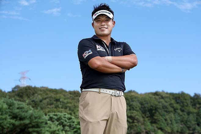 이승택이 지난 16일 개막한 KPGA 투어 더채리티 클래식을 앞두고 열린 연습 라운드 도중 환한 표정으로 포즈를 취해보이고 있다. KPGA 제공