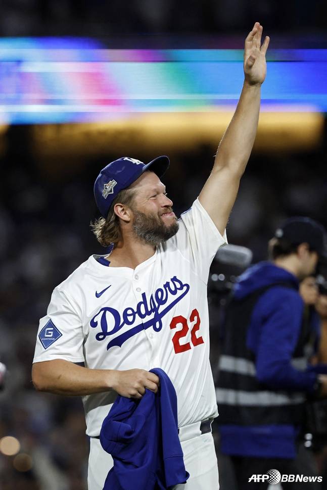 홈 팬들에게 인사를 건네는 커쇼. /AFPBBNews=뉴스1