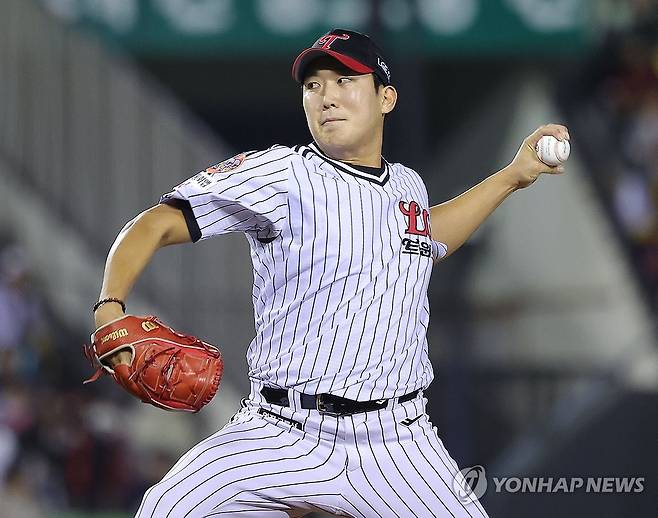 마운드 올라온 손주영 (서울=연합뉴스) 류영석 기자 = 1일 서울 잠실야구장에서 열린 프로야구 KBO리그 NC 다이노스와 LG 트윈스의 경기.
5회초 LG 투수 손주영이 역투하고 있다. 2025.10.1 ondol@yna.co.kr