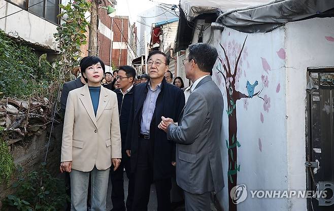 김윤덕 국토부 장관, 성수1구역 재건축 현장 방문 (서울=연합뉴스) 김인철 기자 = 김윤덕 국토교통부 장관이 28일 서울 성동구 성수1구역 주택재건축정비사업 현장을 방문해 정원오 성동구청장의 설명을 들으며 정비사업구역을 둘러보고 있다. 왼쪽은 더불어민주당 전현희 의원. 2025.10.28 yatoya@yna.co.kr