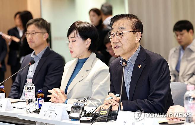 김윤덕 장관, 성수 재건축조합원들과 간담회 (서울=연합뉴스) 김인철 기자 = 김윤덕 국토교통부 장관이 28일 서울 성동구 성동청년 창업이룸센터에서 열린 성수1구역 주택재건축조합 주민간담회에서 발언하고 있다. 2025.10.28 yatoya@yna.co.kr