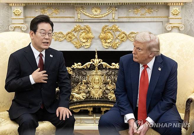 한미 정상회담 (워싱턴=연합뉴스) 한상균 기자 = 이재명 대통령과 도널드 트럼프 미국 대통령이 25일(현지시간) 미국 워싱턴DC 백악관에서 정상회담을 하고 있다. 2025.8.26 xyz@yna.co.kr