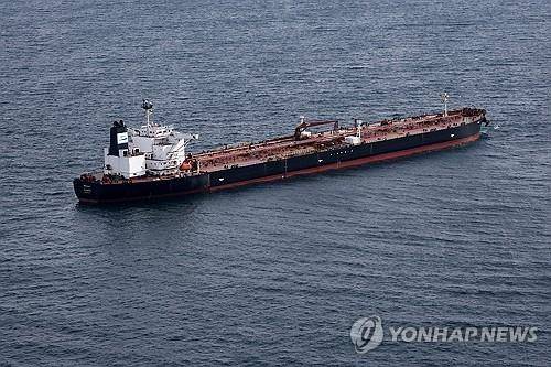 '그림자 선단' 선박 (생나자르 <프랑스> 로이터=연합뉴스 자료사진) 2025년 10월 2일 프랑스 생나자르 항구 근처에서 촬영된 한 유조선의 모습. 이 유조선은 국제 제재를 피해 러시아산 원유를 거래하는 데에 이용되는 '그림자 선단'의 일부라는 의혹을 받아 프랑스 당국의 수사를 받고 있다. (REUTERS/Stephane Mahe/File Photo) 2025.10.28.
