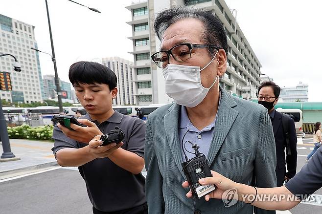 영장심사 포기하고 특검 대기하는 건진법사 전성배 씨 (서울=연합뉴스) 이동해 기자 = 영장심사를 포기한 건진법사 전성배 씨가 21일 민중기 특별검사팀 사무실이 마련된 서울 종로구 KT 광화문빌딩 웨스트에서 대기하기 위해 출석하고 있다.
전 씨는 이날 오전 10시 30분에 영장실질심사를 받을 예정이었지만 심사 포기 의사를 밝혔다. 2025.8.21 eastsea@yna.co.kr