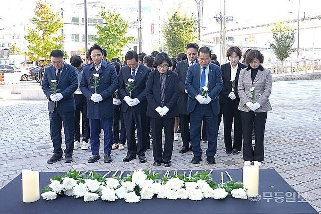 10·29 이태원 참사 3주기를 맞은 29일 오전 광주 남구 백운광장 푸른길 공원 인근에 마련된 추모 공간에서 남구의회 의원 및 사무국 직원 30여명이 헌화 후 묵념하고 있다. 강주비 기자