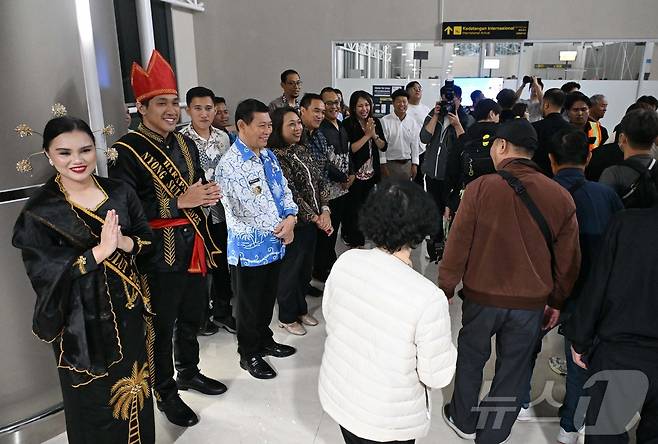 27일(현지시간) 인도네시아 북술라웨시주 마나도 삼 라툴랑이 국제공항에서 열린 이스타항공의 인천-마나도 노선 신규 취항식에서 니 마데 아유 마르티니(Ni Made Ayu Marthini) 인도네시아 관광부 차관(왼쪽 네 번째)을 비롯한 관계자들이 첫 직항편으로 도착한 승객들을 환영하고 있다. 이스타항공은 이달 26일부터 인천-마나도 노선 단독 운항을 시작했으며 직항편 및 여행 상품은 팬아시아에어 및 하나투어, 모두투어 등 국내 여행사에서 구매 가능하다. 2025.10.27/뉴스1 ⓒ News1 안은나 기자