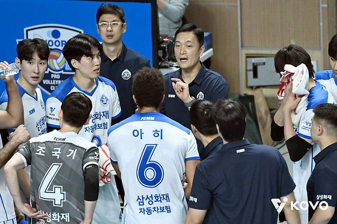 삼성화재 김상우(가운데) 감독이 우리카드전에서 작전타임 때 선수들에게 지시하고 있다. 사진 | 한국배구연맹