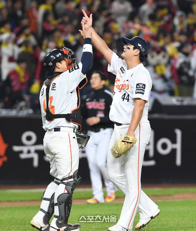 한화 김서현(오른쪽)이 29일 대전 한화생명볼파크에서 열린 2025 KBO리그 LG와의 한국시리즈 3차전 9회초 1사 1-2루 상황에서 LG 문성주를 병살타로 잡아내며 승리를 지켜낸 뒤 포수 최재훈과 세리머니를 하고 있다. 대전 | 박진업 기자 upandup@sportsseoul.com