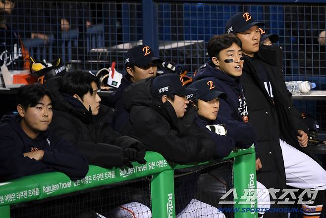 경기 초반 뜨거웠던 한화 이글스 더그아웃 분위기가 2회 이후 급격히 식었다.
