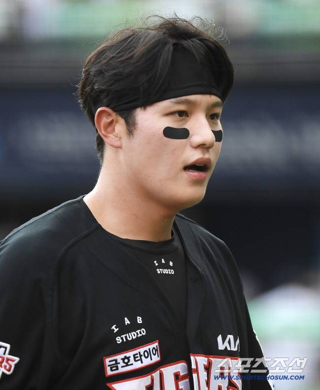 17일 서울 잠실구장에서 열린 KIA-두산전. 1회초 2사 만루. 오선우가 내야땅볼로 아웃된 후 아쉬워하고 있다. 잠실=정재근 기자 cjg@sportschosun.com/2025.8.17/