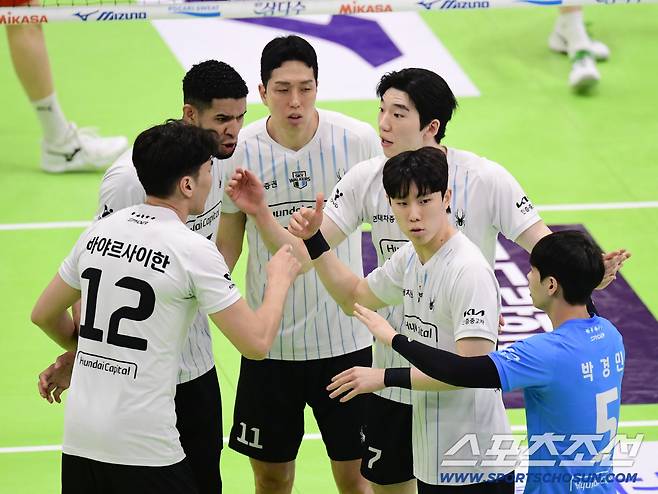 29일 수원체육관에서 열린 배구 V리그 남자부 한국전력과 현대캐피탈의 경기. 득점 후 동료들과 함께 기쁨을 나누는 현대캐피탈 선수들. 수원=송정헌 기자songs@sportschosun.com/2025.10.29/