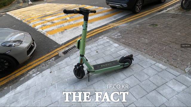송도동 인도에 방치돼 있는 전동 킥보드. /이상빈
