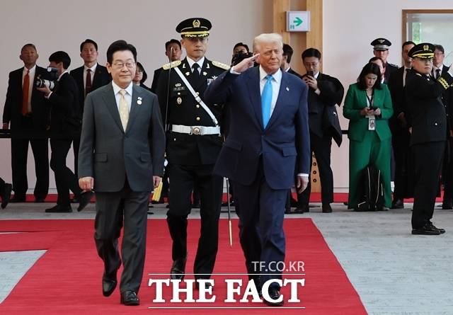 이재명 대통령과 도널드 트럼프 미국 대통령이 29일 경북 경주박물관에서 열린 공식 환영식에서 의장대를 사열하고 있다. /APEC 2025 KOREA & 연합뉴스