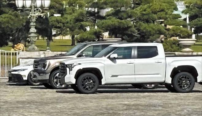 회담 장소였던 도쿄 영빈관에 양국 경제 협력의 상징으로 미국산 포드 트럭 등 자동차를 전시한 모습./AP 연합뉴스