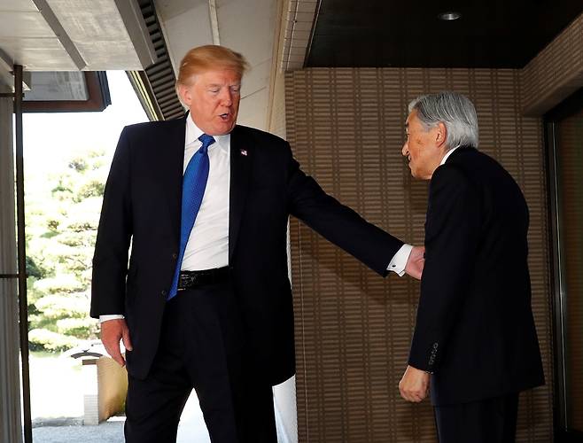 2017년 방일한 도널드 트럼프 미국 대통령이 아키히토 당시 일왕과 인사를 나누고 있다./로이터 연합뉴스