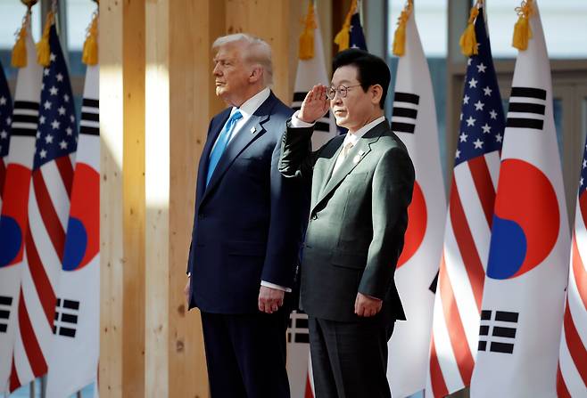 이재명 대통령이 29일 국립경주박물관에서 열린 도널드 트럼프 미국 대통령 공식 환영식에서 의장대를 사열하며 거수 경례를 하고 있다./뉴시스