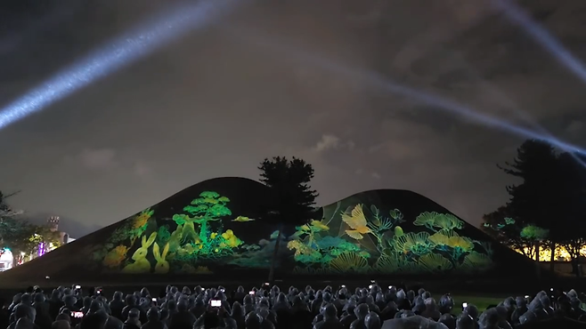 경주시 대릉원 일원에서 상영 중인 '2025 국가유산 미디어아트 경주 대릉원'의 미디어파사드 공연 '대릉원 몽화'(夢華) 장면. 경주시 제공
