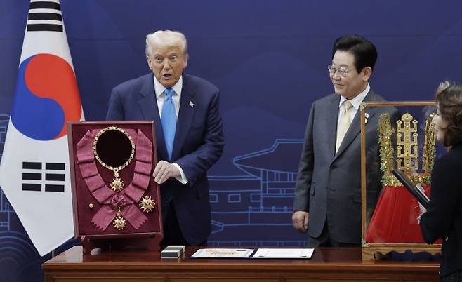 이재명 대통령과 도널드 트럼프 미국 대통령이 29일 오후 경북 경주시 경주박물관에서 한미 정상회담을 가졌다. 회담 전 트럼프 대통령이 우리나라 최고 훈장인 '무궁화 대훈장'을 받고 활짝 웃고 있다. 이 훈장을 받은 미국 대통령은 트럼프 대통령이 처음이다. 연합뉴스