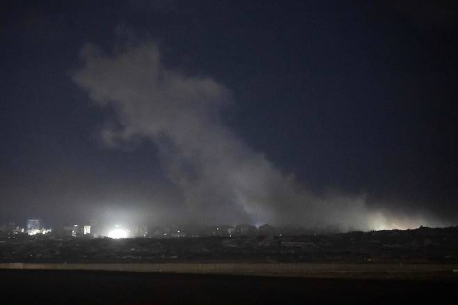 29일(현지시각) 이스라엘군의 공습으로 팔레스타인 가자지구 북부에서 연기가 피어오르는 것이 이스라엘 남부 경계에서 보인다. AFP 연합뉴스