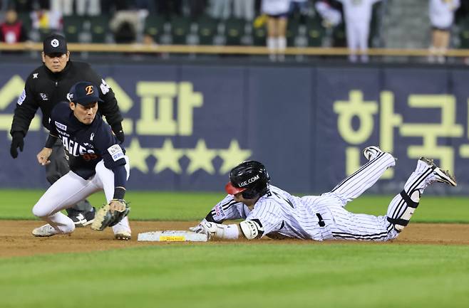 <yonhap photo-5106=""> 박동원 '세이프!' (서울=연합뉴스) 임화영 기자 = 27일 서울 잠실야구장에서 열린 2025 프로야구 한국시리즈 한화 이글스 대 LG 트윈스 2차전. 2회 말 1사 만루 LG 박동원이 2타점 적시타를 친 뒤 2루에 세이프되고 있다. <저작권자 ⓒ 1980-2025 ㈜연합뉴스. 무단 전재 재배포 금지, AI 학습 및 활용 금지></yonhap>