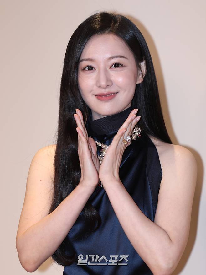 배우 김지원이 27일 오후 서울 종로구 가회동에서 열린 한 고급 주얼리 브랜드 포토월 행사에 참석해 포즈를 취하고 있다. 서병수 기자 qudtn@edaily.co.kr /2025.03.27/