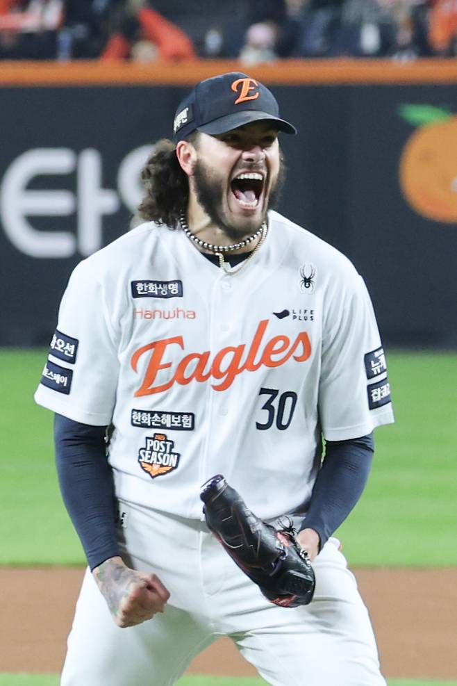 <yonhap photo-7495="">(대전=연합뉴스) 서대연 기자 = 29일 대전한화생명볼파크에서 열린 2025 프로야구 KBO리그 포스트시즌 한국시리즈 3차전 LG 트윈스와 한화 이글스의 경기. 6회초 2사 1, 2루 한화 선발투수 폰세가 LG 문보경을 삼진으로 잡아내며 무실점으로 이닝을 마친 뒤 포효하고 있다. 2025.10.29 dwise@yna.co.kr/2025-10-29 20:29:55/ <저작권자 ⓒ 1980-2025 ㈜연합뉴스. 무단 전재 재배포 금지, AI 학습 및 활용 금지></yonhap>