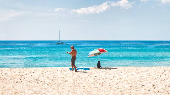 푸껫의 큰 장점은 해변이 아름답다는 것. 11월부터 이듬해 2월까지 건기의 바다는 잔잔하고 평화롭다.