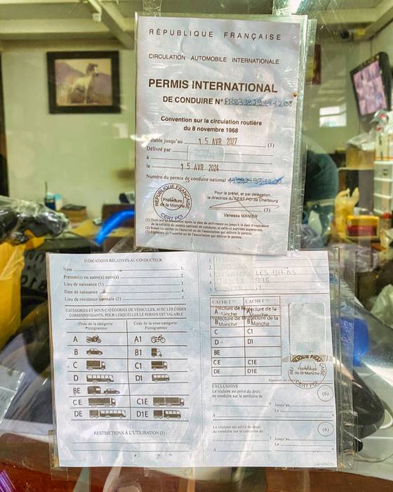 최근 푸껫 렌탈샵은 이륜차를 몰 수 있는 국제 운전면허증 A칸을 반드시 확인하고 있다. 125cc급 스쿠터 렌트비는 하루 200밧 수준(한화 8000원)이고, 한 달은 장기 할인해서 약 3000밧(12만원) 수준이다.