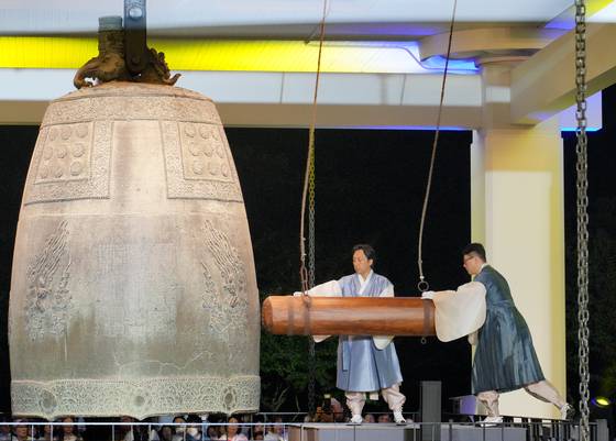 지난달 24일 경북 경주시 국립경주박물관에서 성덕대왕신종 타음조사 공개회가 열리고 있다. 사진 국립경주박물관