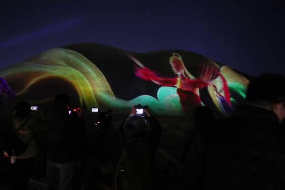 지난 28일 경북 경주시 대릉원에서 APEC을 맞아 2025 국가유산 미디어아트 '몽화'가 전시돼 관람객들의 시선을 사로잡고 있다.연합뉴스