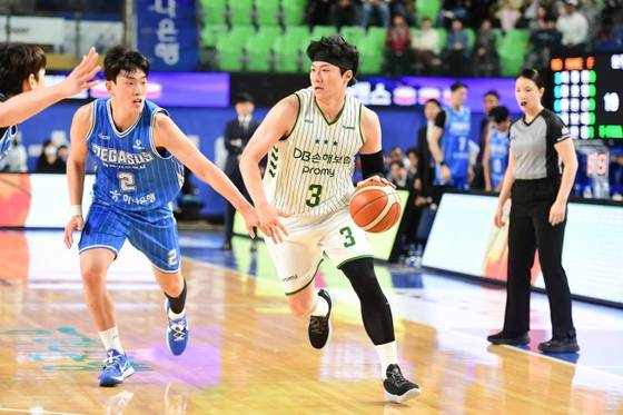 700경기 연속 출전 기록을 세운 DB 이정현(가운데). 사진 KBL