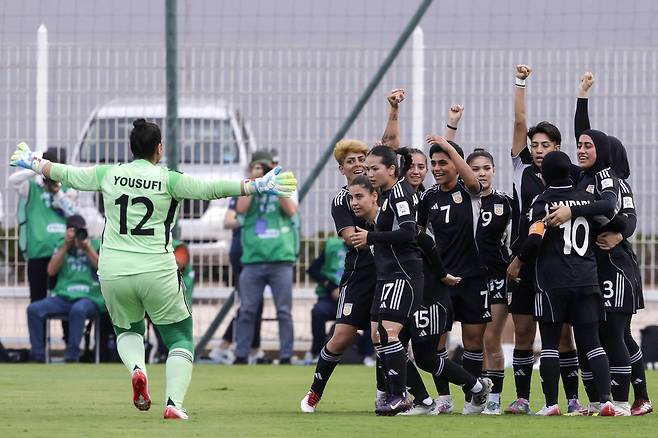 아프가니스탄 여자축구대표팀 선수들이 지난 26일(현지시간) 모로코 베레시드 시립운동장에서 열린 ‘국제축구연맹(FIFA) 유나이츠 여자 시리즈 2025’ 1라운드 차드와의 경기에서 첫 골을 넣은 뒤 기뻐하고 있다. AFP연합뉴스