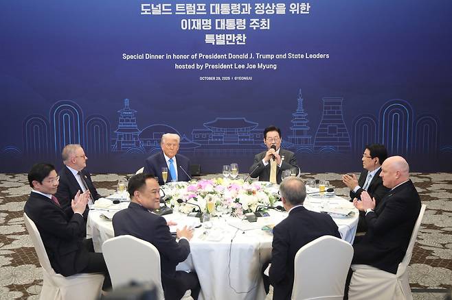李대통령, APEC 정상 특별만찬서 건배사 이재명 대통령이 29일 경주 힐튼호텔에서 열린 8개국 정상과의 만찬에서 건배사를 하고 있다. 이 대통령부터 시계 방향으로 르엉끄엉 베트남 국가주석, 크리스토퍼 럭슨 뉴질랜드 총리, 마크 카니 캐나다 총리, 아누띤 찬위라꾼 태국 총리, 로런스 웡 싱가포르 총리, 앤서니 앨버니지 호주 총리, 도널드 트럼프 미국 대통령. 경주 김호영 기자