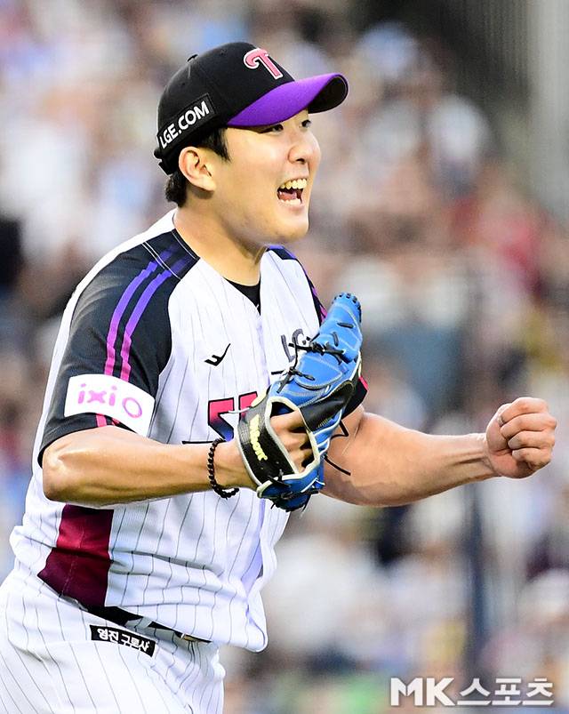 7월 18일 오후 서울 잠실구장에서 ‘2025 신한 SOL뱅크 KBO 리그’ 롯데 자이언츠와 LG 트윈스 경기가 열렸다. 3회초 1사 1, 2루에서 LG 선발 손주영이 롯데 레이예스를 병살처리한 후 환호하고 있다. 사진=김영구 기자