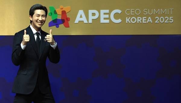 RM은 29일 오후 경북 경주 예술의전당에서 열린 ‘2025 아시아태평양경제협력체(APEC) 최고경영자(CEO) 서밋’ 개회식에 참석, PEC 지역의 문화창조산업과 K-컬처의 소프트파워 (창작자의 시각에서)‘를 주제로 기조 연설을 펼쳤다. / 사진 = 연합뉴스