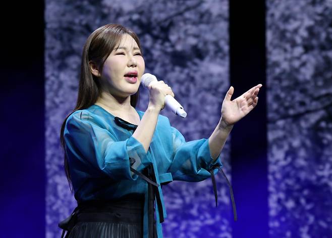 가수 송가인의 대표곡 '가인이어라'가 중학교 음악 교과서에 수록됐다.  사진은 지난 2월11일 가수 송가인이 서울 강서구 스카이아트홀에서 가진 정규 4집 '가인;달' 발매 쇼케이스에서 타이틀 곡 '아사달'을 선보이고 있는 모습. /사진=뉴스1