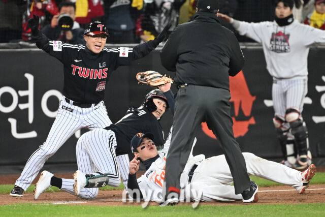 29일 대전 한화생명 볼파크 야구장에서 열린 '2025 신한 SOL 뱅크 KBO 한국시리즈 3차전' LG 트윈스와 한화 이글스 경기. LG 신민재가 3회초 2사 1루에 동점 적시를 친 후 3루에서 노시환의 태그를 피했지만 태그 아웃됐다./대전=한혁승 기자
