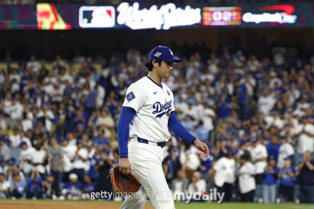 오타니가 29일 토론토와 월드시리즈 4차전에서 7회초 강판되고 있다. /게티이미지코리아