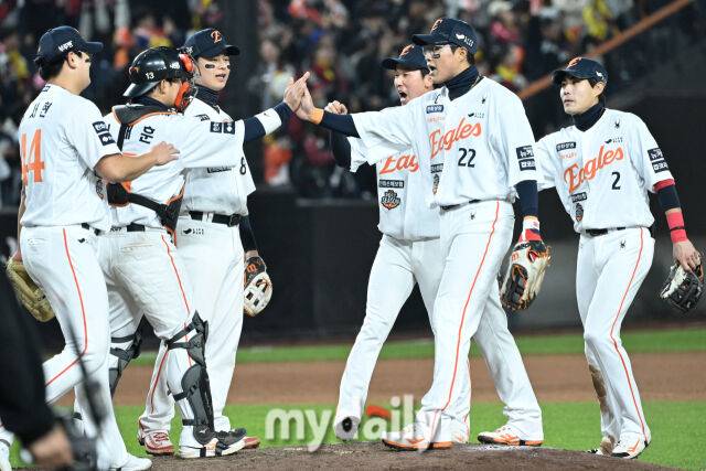 29일 대전 한화생명 볼파크 야구장에서 열린 '2025 신한 SOL 뱅크 KBO 한국시리즈 3차전' LG 트윈스와 한화 이글스 경기. 한화가 7-3으로 LG에 승리했다. 기뻐하는 한화 선수들./대전=한혁승 기자