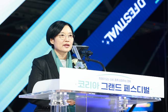 한성숙 중소벤처기업부 장관이 지난 28일 광주 국립아시아문화전당에서 열린 '코리아 그랜드 페스티벌' 개막식에서 개회사를 하고 있다. 중기부 제공