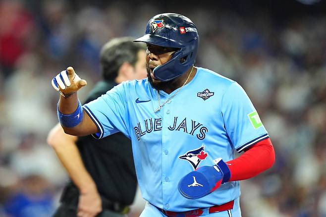 블라디미르 게레로 주니어가 29일 미국 캘리포니아주 로스앤젤레스의 다저스타디움에서 열린 LA 다저스와 2025 메이저리그 월드시리즈 4차전에서 7회초 득점을 올린 뒤 환호하고 있다. 로스앤젤레스 | AP연합뉴스