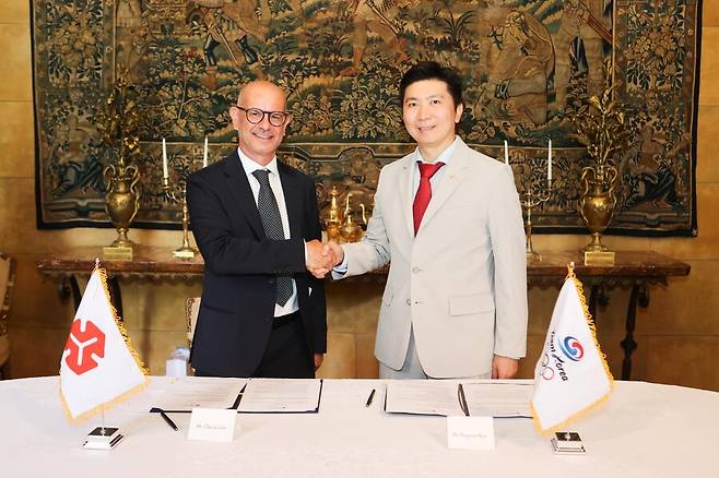 ▲ 대한체육회가 2026 밀라노·코르티나담페초 동계올림픽 기간 운영될 '코리아하우스'와 관련해 유승민 회장(오른쪽)이 다비데 우자이 이탈리아환경기금 대표와 코리아하우스 협약식에서 기념 촬영하고 있다. ⓒ대한체육회